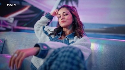 The ad campaign video integrates fashion with technology The ad campaign video integrates fashion with technology