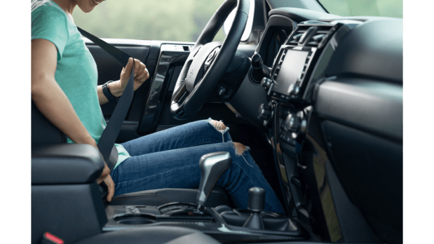 woman-driver-buckle-up-the-seat-belt-before-drivin-2021-09-02-18-42-56-utc