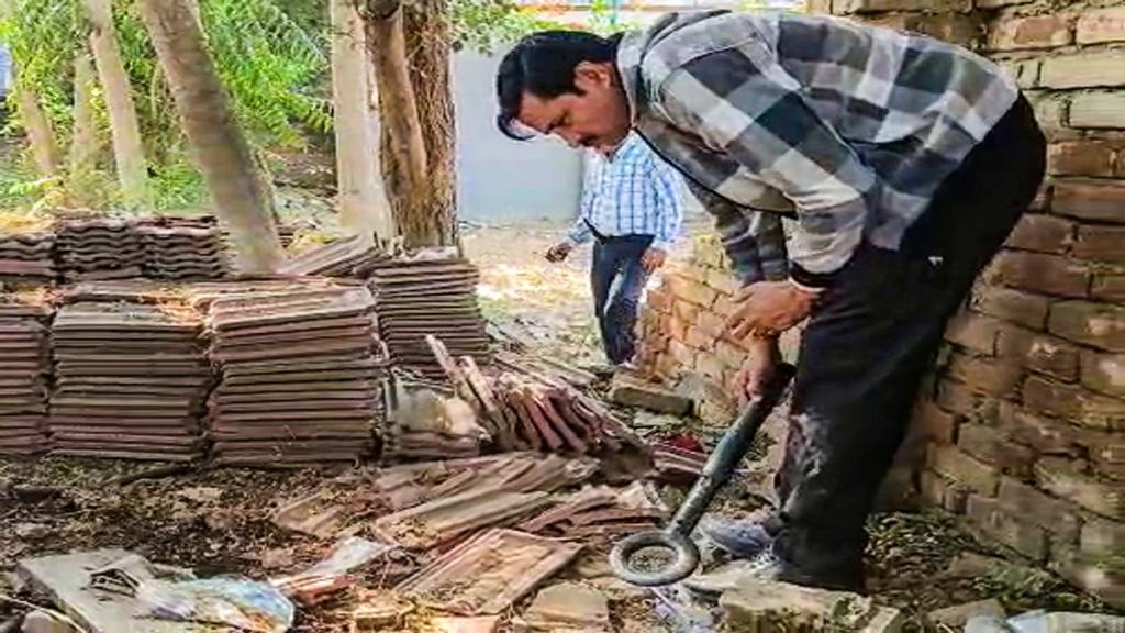 Police personnel during the investigation of the Mehrauli murder case, in Gurugram (PTI Image)