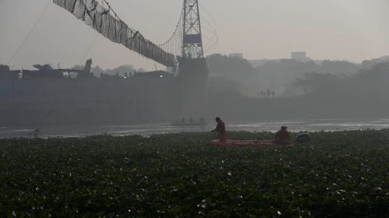 Rescuers on boats search in the Machcchu river where a pedestrian bridge collapsed on Sunday. (AP Photo/Rafiq Maqbool)
 Rescuers on boats search in the Machcchu river where a pedestrian bridge collapsed on Sunday. (AP Photo/Rafiq Maqbool)