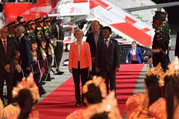 European Commission President Ursula von der Leyen accompanied by Communications and Informatics Minister Johnny G Plate walks to VVIP Terminal I at I Gusti Ngurah Rai Airport, Badung, Bali, Indonesia, November 13, 2022. The European Commission President is attending the G20 Summit. (Photo source: Reuters)