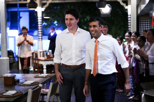 Canada's Prime Minister Justin Trudeau, left, and British Prime Minister Rishi Sunak walk during a meeting at the Art Cafe Bumbu Bali in Bali, Indonesia, Monday November 14, 2022. (Photo source: AP)