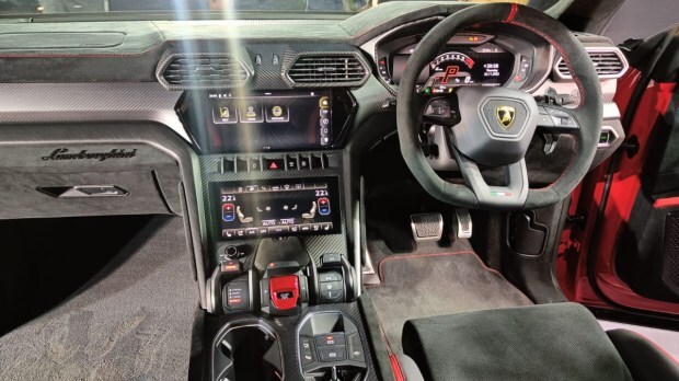 Lamborghini Urus Performante dashboard interior