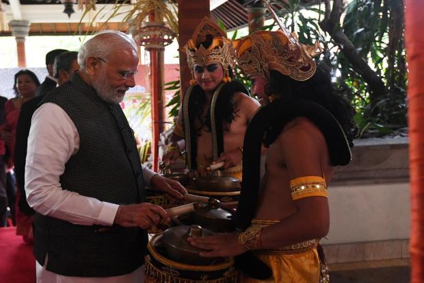 Prime Minister Narendra Modi interacted and addressed a gathering of Indian diaspora and friends of India in Bali, Indonesia. He highlighted the close cultural & civilisational linkages between India and Indonesia and the role of the diaspora in deepening our vibrant ties. (Photo: Twitter/MEA)