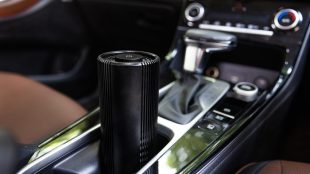 The device comes with an automotive air quality monitoring system with a built-in TVOC sensor that can detect air quality and automatically adjust the fan speed.