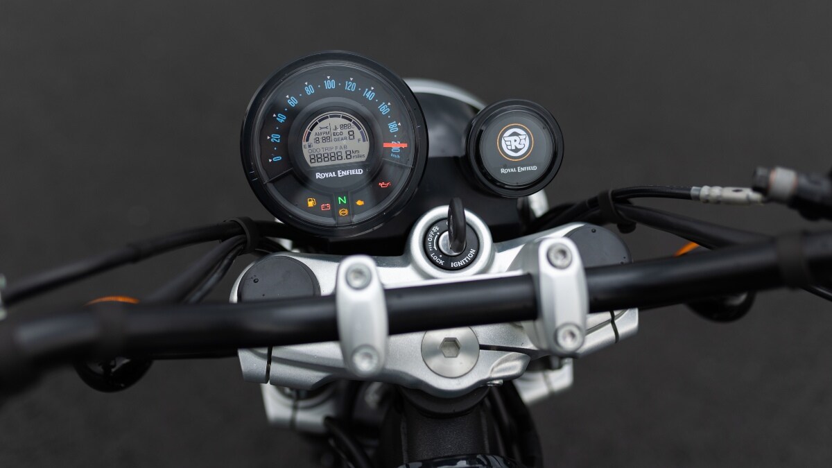 The Super Meteor 650 has a low seat height of 740mm and at 241 kg (wet weight), it is now the heaviest Royal Enfield motorcycle. In terms of features, it gets a twin-pod instrument cluster, including RE’s Tripper navigation system.