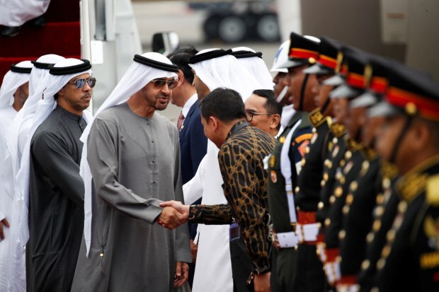 United Arab Emirates President Sheikh Mohammed bin Zayed Al-Nahyan is greeted by an official as he arrives at Ngurah Rai International Airport in Bali, Indonesia November 14, 2022. (Photo source: Reuters)