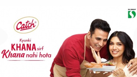 The film opens with a duel between a husband and wife and things get heated as the wife gets to know that the cook will be on a leave on Sunday