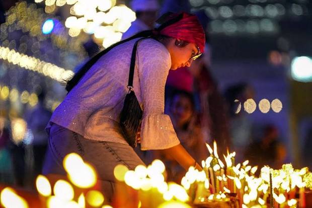 A Sikh devotee lights candles at Gurudwara Bangla Sahib on the eve of the birth anniversary of Guru Nanak Dev, in New Delhi. (Photo source: PTI)