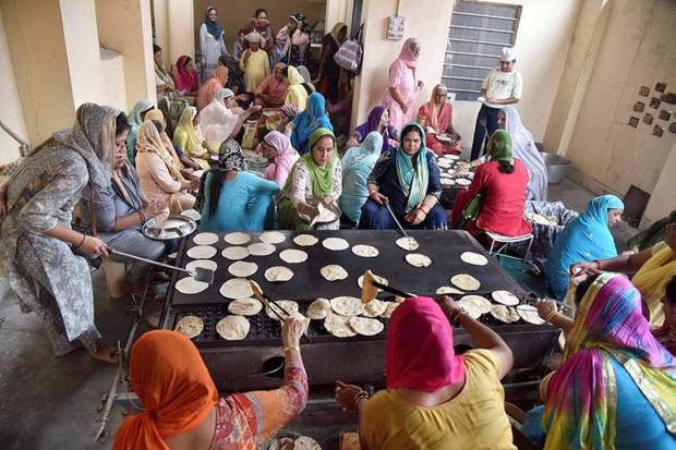 Devotees prepare 'langar' as part of 'sewa' on the occasion of the birth anniversary of Guru Nanak Dev, at a gurudwara in Bikaner.(Photo source: PTI)