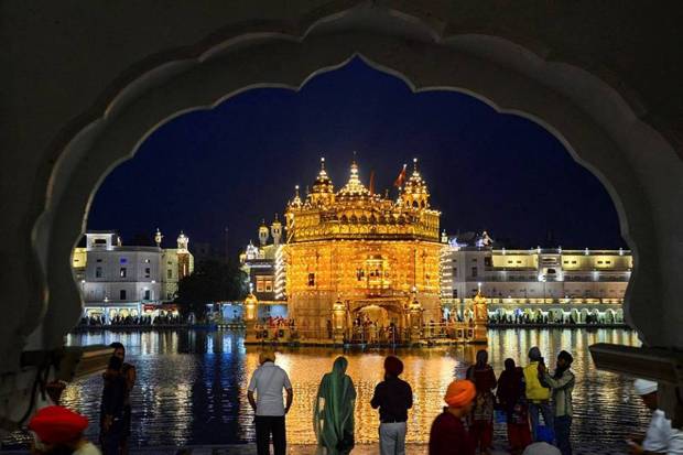 Sikh devotees at Golden Temple on the eve of the birth anniversary of Guru Nanak Dev, in Amritsar.(Photo source: PTI)