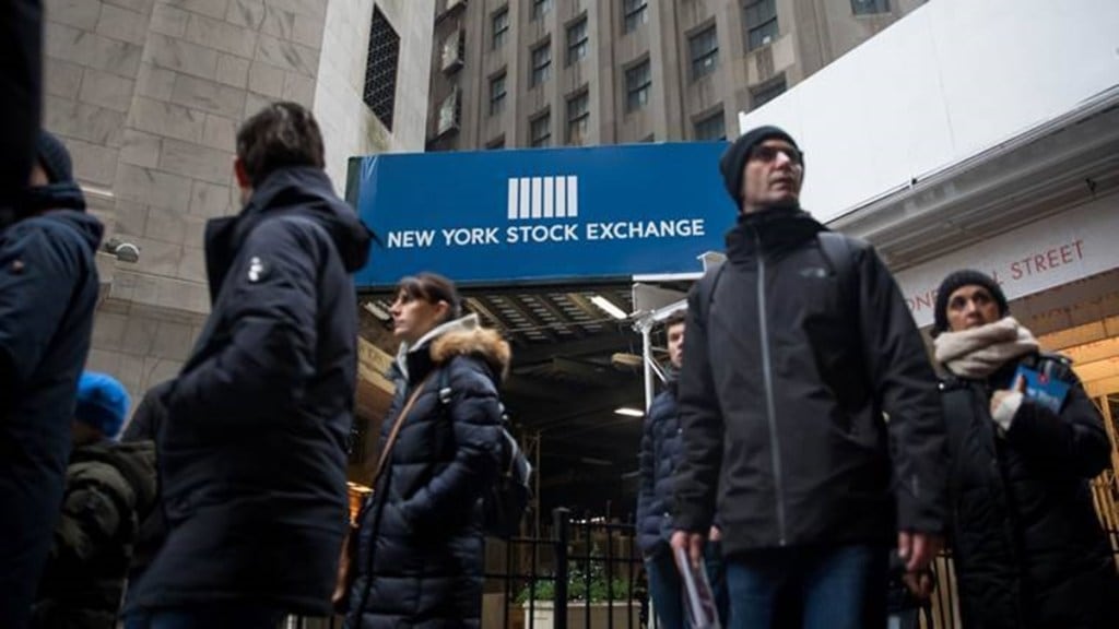 Pfizer rose 3.1% after the drugmaker raised full-year sales estimates for its COVID-19 vaccine, while Eli Lilly slipped 1.1% on trimming its profit forecast. (IE)