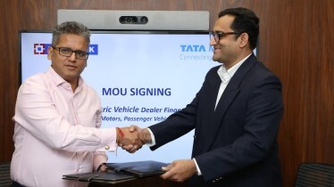 Arvind Kapil, Group Head -Retail Assets, HDFC Bank (left) and Aasif Malbari, Chief Financial Officer, Tata Passenger Electric Mobility Ltd. and Director, Tata Motors Passenger Vehicles Ltd (right).