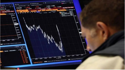 PayPal Holdings Inc fell 6.4% after the online payments firm cut its annual revenue growth forecast in anticipation of a broader economic downturn. (Reuters) PayPal Holdings Inc fell 6.4% after the online payments firm cut its annual revenue growth forecast in anticipation of a broader economic downturn. (Reuters)