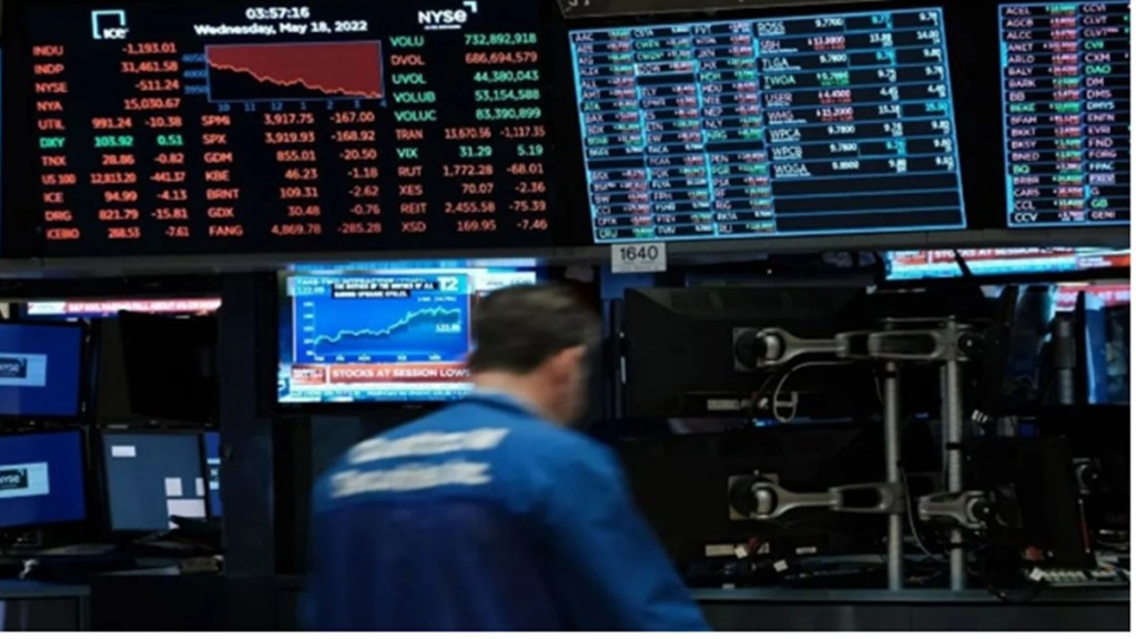 Wall Street's main indexes ended about 1.5% lower in the previous session amid protests in China, while Apple closed at a near three-week low on worries about a hit to iPhone production. (IE)