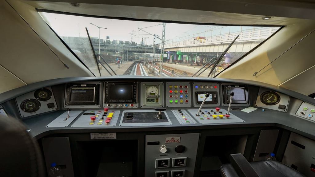 vande bharat stoppage, vande bharat stoppage howrah to njp, vande bharat stoppage between hwh to njp, vande bharat fare, hwh njp vande bharat stoppage, vande bharat express proposed route, vande bharat express fare,