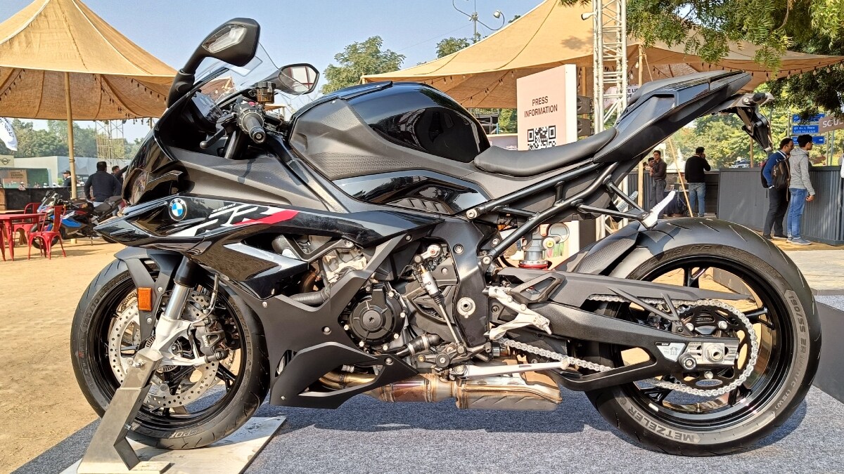 This litre-class motorcycle now churns out 207 bhp as compared to 204 bhp in the outgoing model. The torque remains the same at 113 Nm and the engine comes mated to a 6-speed gearbox. 