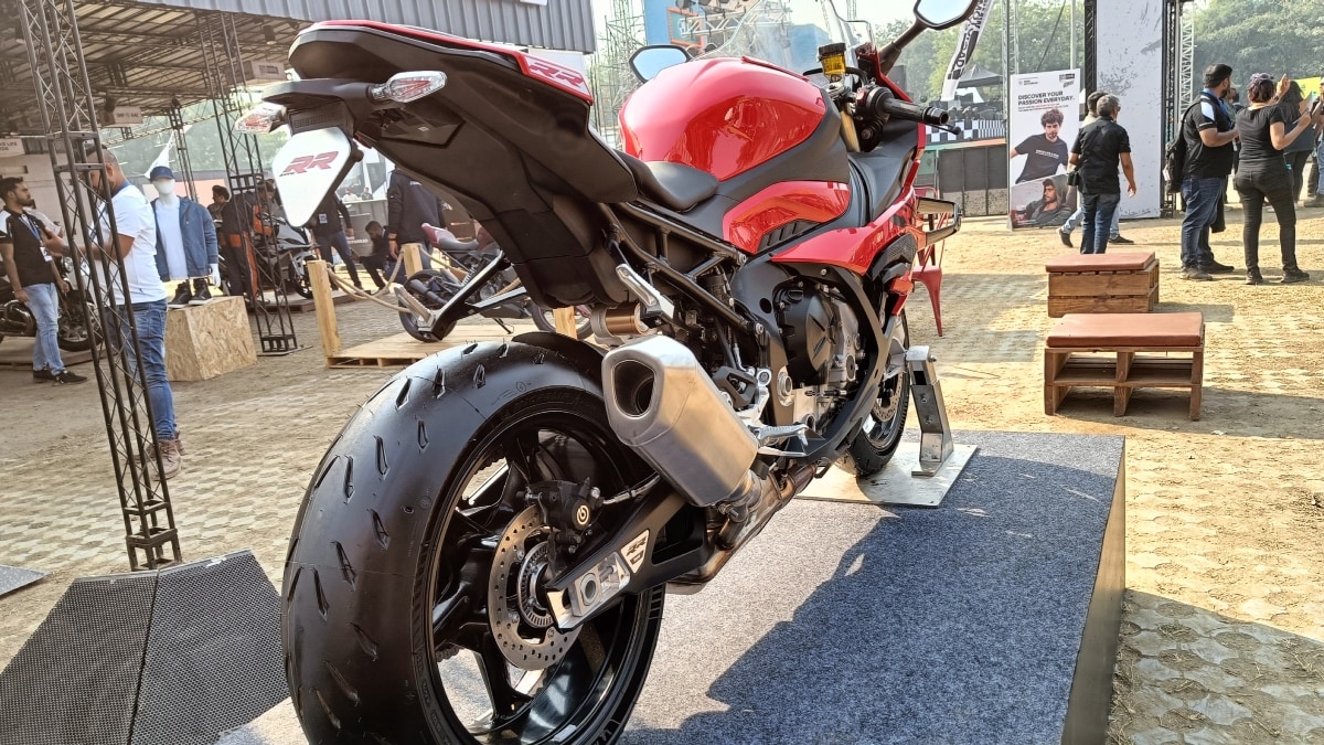 The motorcycle’s chassis has also been improvised which allows more flexibility laterally. It weighs just 175 kg without battery while the road-ready unladen weight is 197 kg.