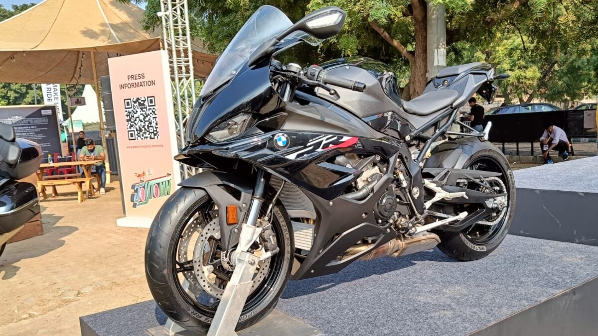 Powering the 2023 BMW S 1000 RR is a 999cc, four-cylinder, water & oil cooled engine. It features BMW’s ShiftCam technology and is now more powerful than before. 