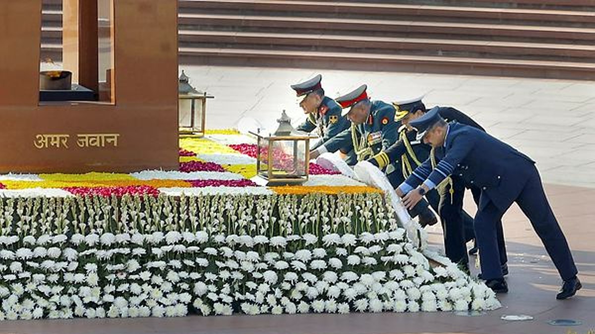 Vijay Diwas: Indian Army pays homage to the soldiers who made the supreme sacrifice Vijay Diwas: Indian Army pays homage to the soldiers who made the supreme sacrifice