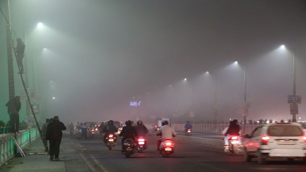 fog, dense, fog in delhi, fog in delhi, delhi fog, road traffic, bus traffic, railways affected due to fog, foggy roads in delhi, fog on highway