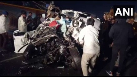 Gujarat Nine killed, around 15 injured after a SUV rams into luxury bus in Navsari Navsari district Gujarat Nine killed, around 15 injured after a SUV rams into luxury bus in Navsari Navsari district