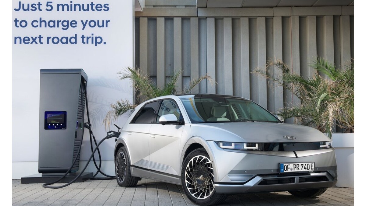 With the help of a super-fast 350 kW DC charger, this electric crossover is claimed to be charged from 10 to 80 percent in just 18 minutes.  