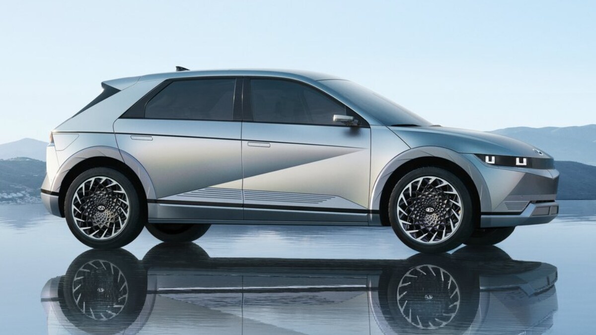 This electric crossover is also equipped with V2L (vehicle-to-load) innovative technology. It allows the customers to power electrical appliances up to 3.6 kW from inside and outside the vehicle.