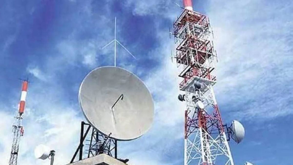 In blow to telcos, govt decides not to cut licence fee In blow to telcos, govt decides not to cut licence fee