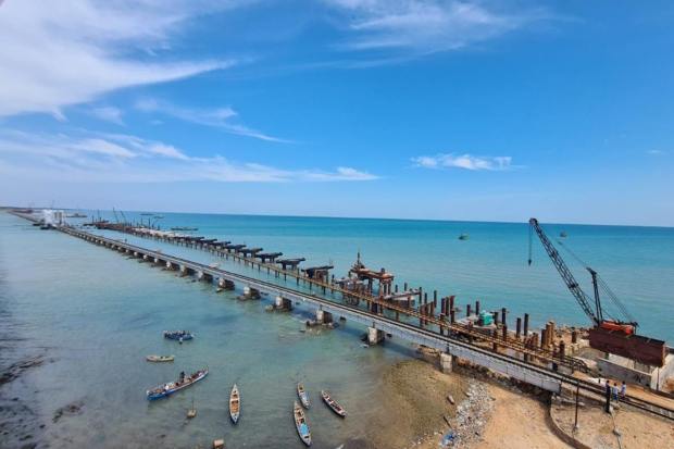 The new Pamban Bridge, which is being constructed using the latest technology, is about 2.07 kilometres long. It features a wide span and is built with a steel framework. The middle portion of this bridge is being lifted up to allow ships to pass through. (Image: @AshwiniVaishnaw/Twitter)