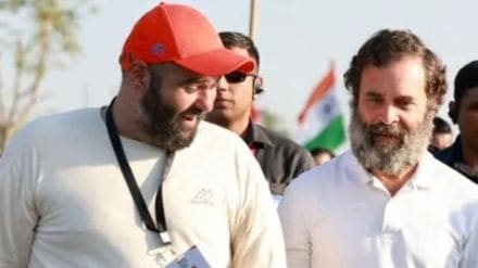 Rahul Gandhi and Kunal Kamra  spotted marching during the Bharat Jodo Yatra. (Twitter Kunal Kamra)
