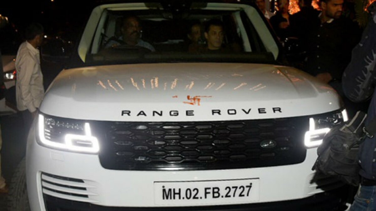 Land Rover’s Range Rover Vogue is a very popular luxury SUV owned by several Bollywood celebrities. Salman Khan currently owns the 2019 Range Rover Vogue Autobiography finished that costs around Rs 2.76 crore, ex-showroom.