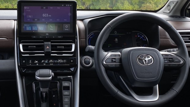 Toyota Innova Hycross dashboard