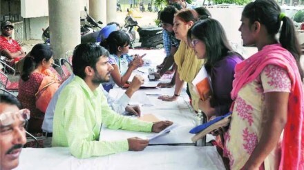 The process of applying to college involves several tasks.
