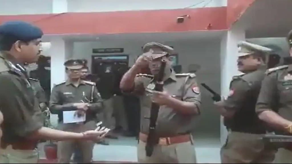 viral video, Uttar Pradesh viral video, UP copy viral video, watch up cop video, up cop rifle, what are viral videos