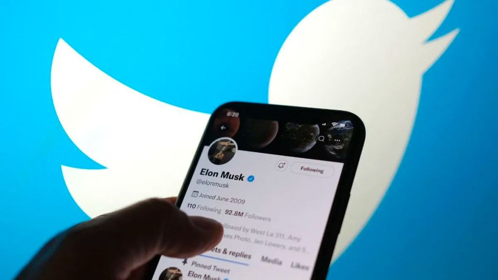 The billionaire, who didn’t elaborate further on Apple, spoke for more than two hours from his private plane during the chat, which had more than 90,000 listeners
