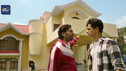 The film showcases an aspiring sportsperson who leaves home when his father bets that the colours of the house will fade long before his son ever becomes a champion.