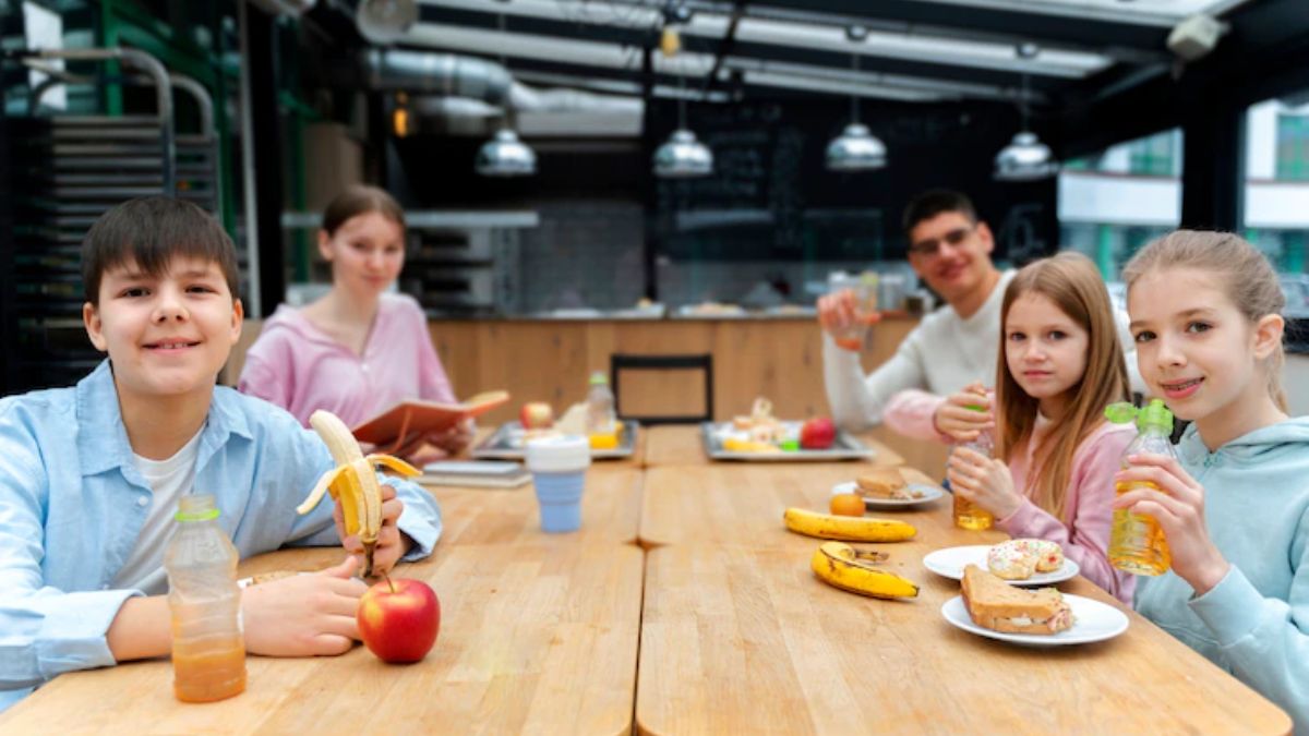 (Image Source: Freepik) Free school lunches are provided for all four to seven year-olds in England.