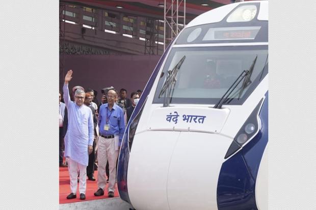 During its inaugural run today, the HWH- NJP Vande Bharat Express will stop at 17 railway stations. It will take more than 20 hours to reach the destination. (PTI Image)