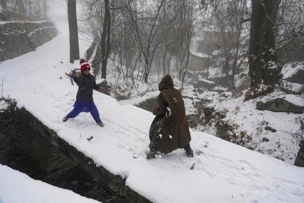 Although the plains of Kashmir experienced light snowfall, the higher altitude areas got moderate snow. The first snowfall of the season came as a happy surprise for the tourists in the state as many shared scenic pictures of the Gulmarg valley.