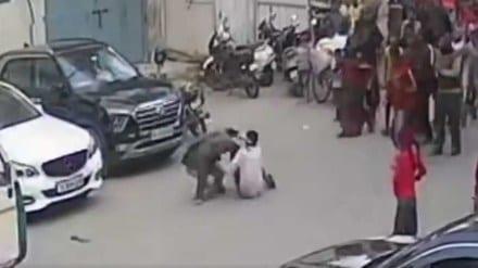 Delhi ASI Shambhu Dayal getting stabbed by the mobile snatcher. (Photo: 
Twitter/ @nidhinvalsanips)