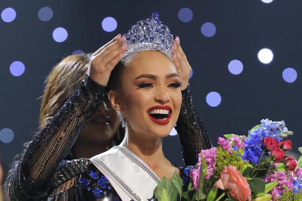 Miss U.S.A. R'Bonney Gabriel is crowned Miss Universe by outgoing Miss Universe Harnaaz Sandhu of India, during the 71st Miss Universe pageant in New Orleans, Louisiana, U.S. January 14, 2023. (REUTERS Image)