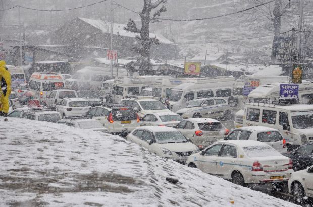 Vehicles stuck in a traffic jam due to fresh snowfall at Nehru Kund, in Manali on Jan 13, 2023. (Image: PTI)