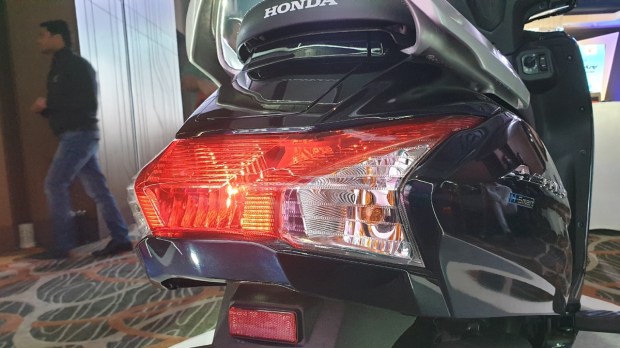 The all-new Honda Activa is getting power from a 109.51cc single-cylinder, air-cooled, fuel-injected engine which produces a power output of 7.73bhp and 8.9 Nm of torque, while the outgoing model produces 7.68bhp and torque figure remains the same. The engine comes mated to a CVT unit, Activa 6G is HMSI’s first OBD2-compliant two-wheeler much ahead of the April 2023 deadline.