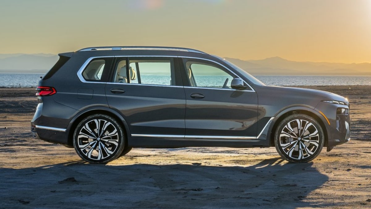 Powering the new X7 is a 3.0-litre in-line six-cylinder petrol engine that develops 376 bhp and 520 Nm of peak torque. It also gets a 3.0-litre in-line six-cylinder diesel engine that churns out 335 bhp and a maximum torque of 700 Nm. 