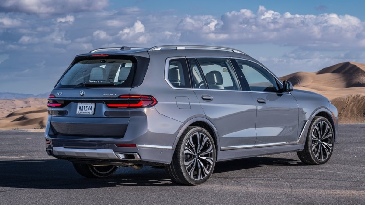 The new BMW X7 facelift is offered in two variants with petrol and diesel engine options. Its petrol variant (xDrive40i) has been priced at Rs 1.22 crore, ex-showroom.