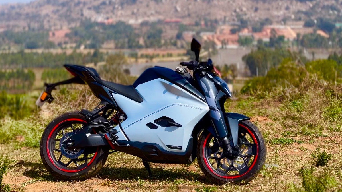 The F77 electric bike has a massive road presence that looks no less than a petrol sports bike, especially in red. It also gets grey and black body paint options. Ultraviolette says that the F77 is manufactured in a way that it is a motorcycle first and then an EV and it shows.