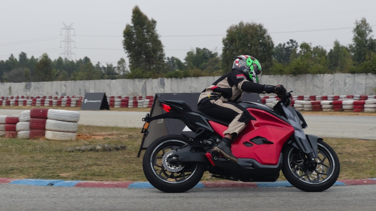 The F77 Recon gets a 10.3 kWh battery pack that comes with a standard 1.3 kW charger that using a 15A power socket can fully charge the battery in 8-8.5 hours from 0-100%.