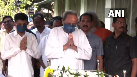 Chief Minister Naveen Patnaik pays last respects to the state Health Minister Naba Das at his official residence. (Photo: ANI)
