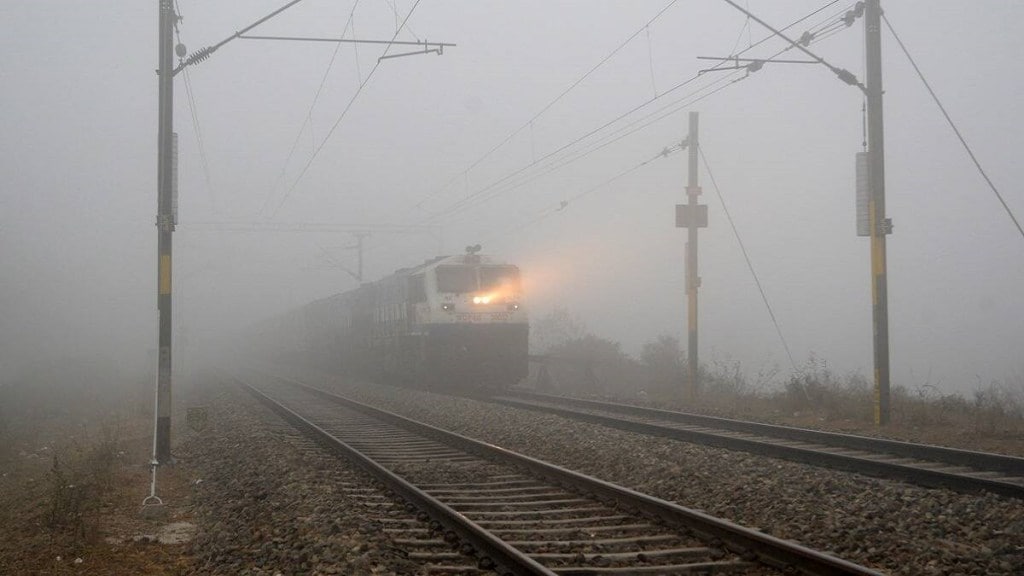 fog, cold wave in delhi, temperature in delhi, fog in delhi, trains, railways, northern railways, trains running late, flights in fog, delhi airport